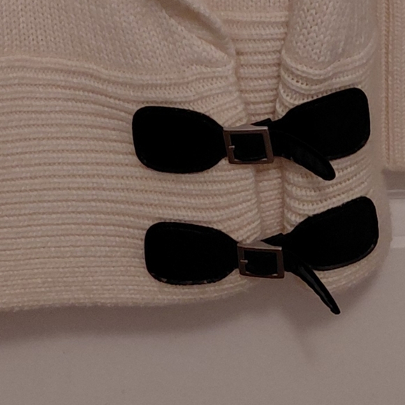 Elegant Cream Sweater with Black Accent - Picture 3 of 5